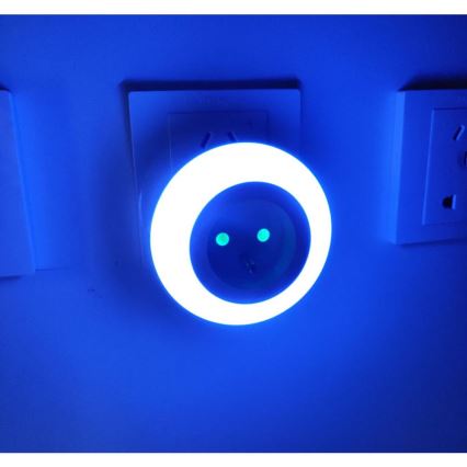 LED Orientacinis šviestuvas su prieblandos jutikliu ir lizdu LED/0,6W/230V