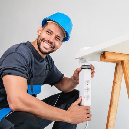 Prailginimo laidas su tvirtinimu prie stalo, 3 lizdų, Tipas E, 2x USB-A + 1x USB-C, 1,5 m, balta