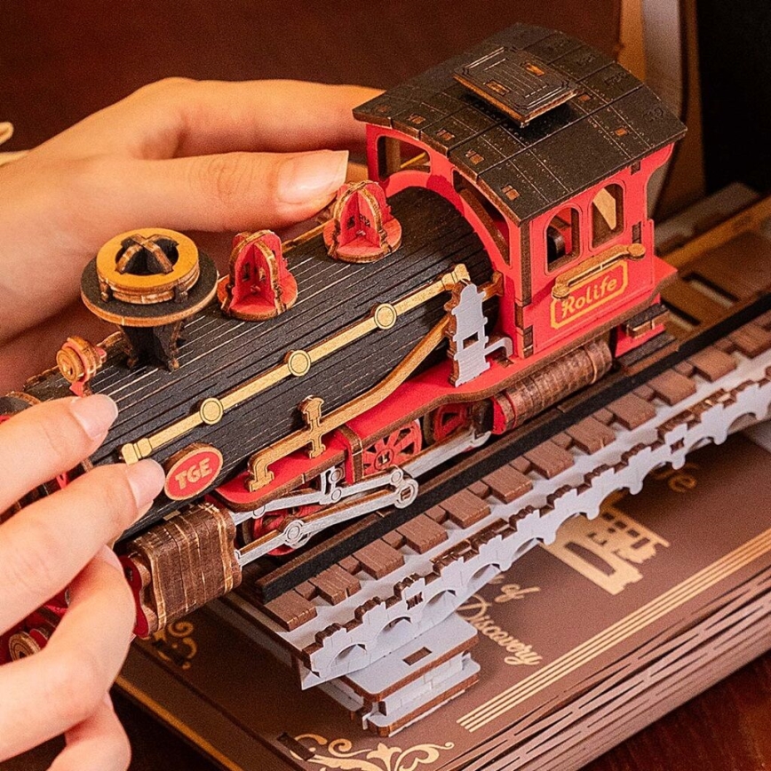 RoboTime - 3D dėlionė Knygų stotelė Istorinis garvežys