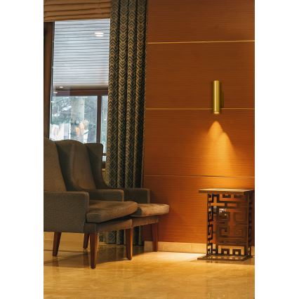 Searchlight - sieninis šviestuvas BEACON 2xGU10/10W/230V auksinis