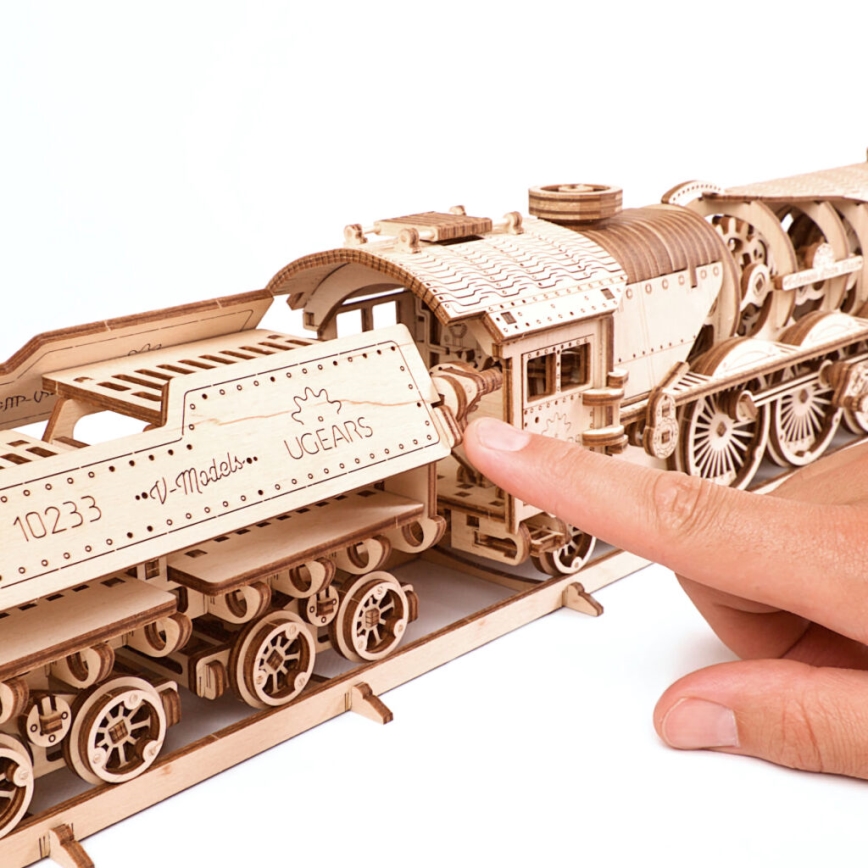 Ugears - 3D medinė mechaninė dėlionė V-Express garvežys su konkursu