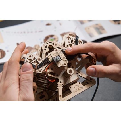 Ugears - 3D medinė mechaninė dėlionė V8 variklis