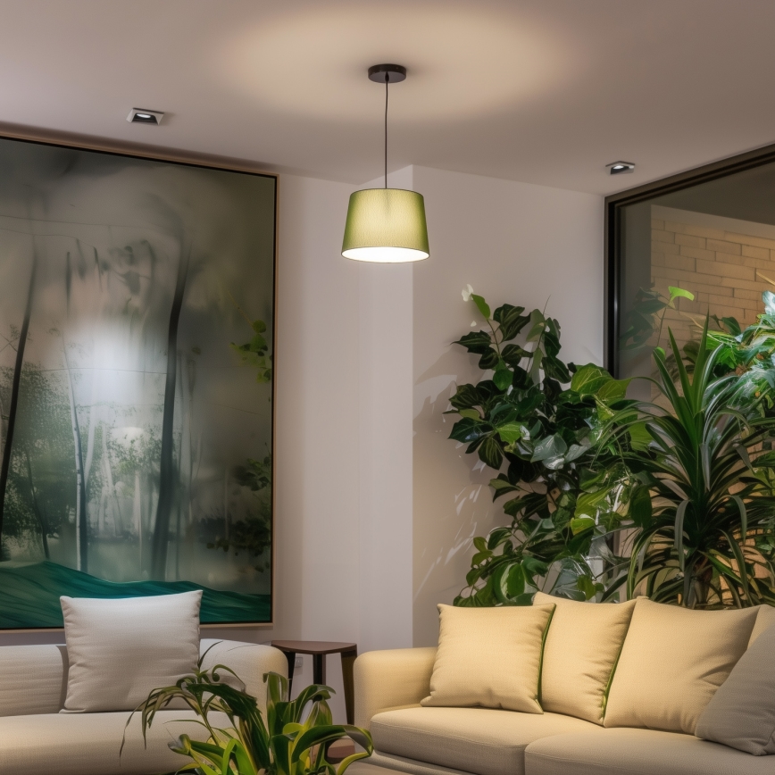 Universalus KERIA šviestuvo gaubtas Ø 30 cm, žalias – stilingas dizainas, lengvai montuojamas ir užtikrina tolygų apšvietimą.