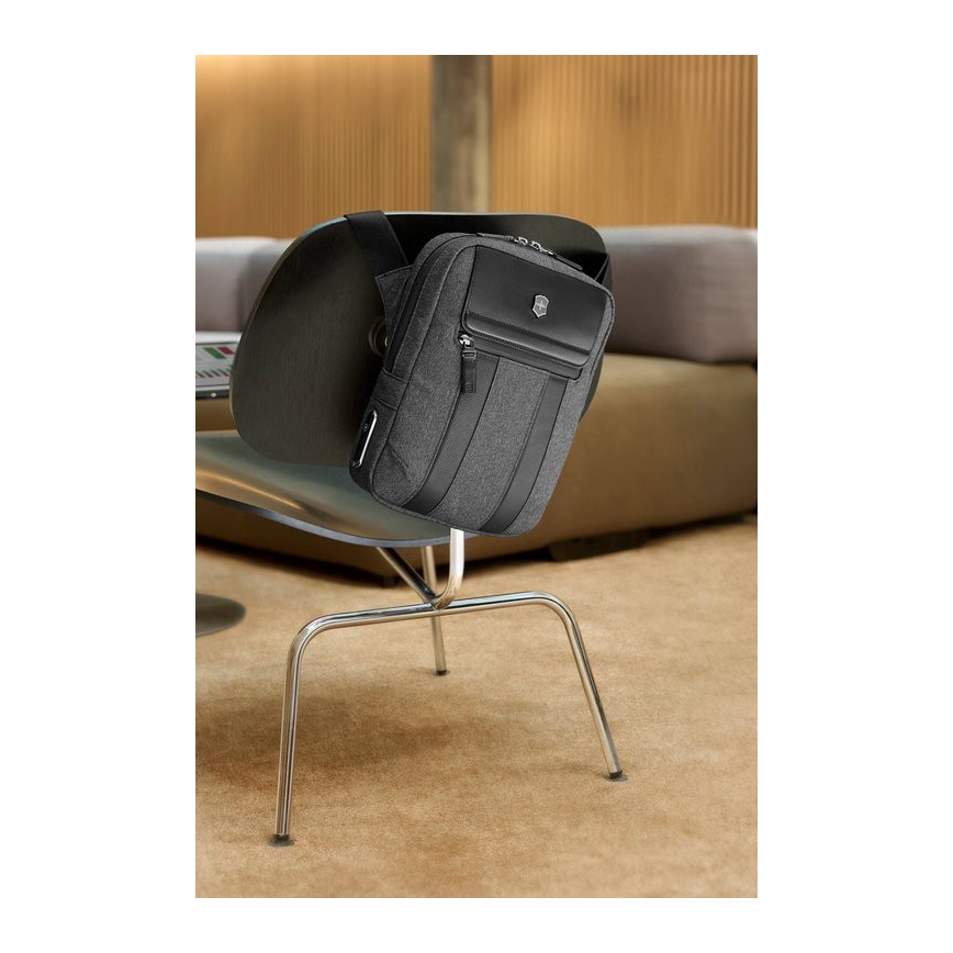 Victorinox - Per petį nešiojama rankinė Architecture Urban2 6 l pilka