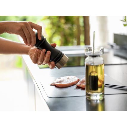 WENKO 55083100-Pipirų malūnėlis BLACK OUTDOOR KITCHEN 5x17,5 cm juoda/balta